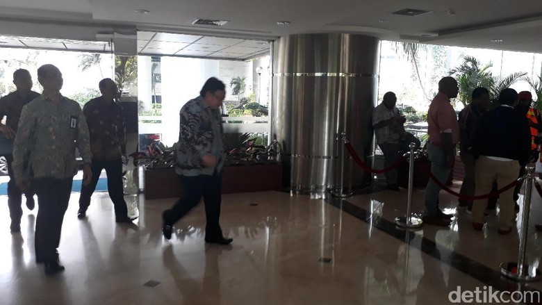 Bahas Proyek Tanggul Raksasa, Tiga Menteri Merapat ke Kantor Luhut Bahas Proyek Tanggul Raksasa, Tiga Menteri Merapat ke Kantor Luhut