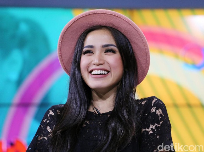 Komentar Soal Selingkuh, Jessica Iskandar Unfollow Ayu Ting Ting Lagi Komentar Soal Selingkuh, Jessica Iskandar Unfollow Ayu Ting Ting Lagi