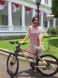 Penyanyi Raisa yang mendapat hadiah sepeda dari Jokowi beberapa waktu lalu dalam acara Hari Musik Nasional. 