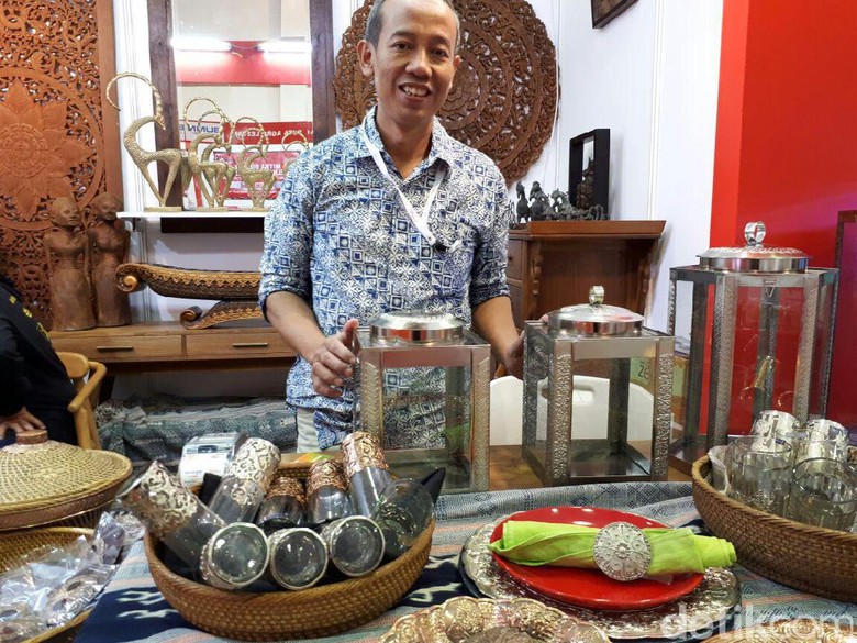 Jual Kaleng Kerupuk Rp 2,5 Juta, Pria Ini Raup Omzet Rp 30 Juta/Bulan Jual Kaleng Kerupuk Rp 2,5 Juta, Pria Ini Raup Omzet Rp 30 Juta/Bulan