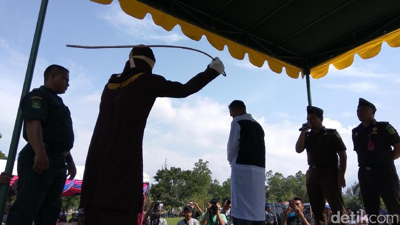 Pelaku Pencabulan Anak di Aceh Besar Dihukum Cambuk 112 Kali Pelaku Pencabulan Anak di Aceh Besar Dihukum Cambuk 112 Kali