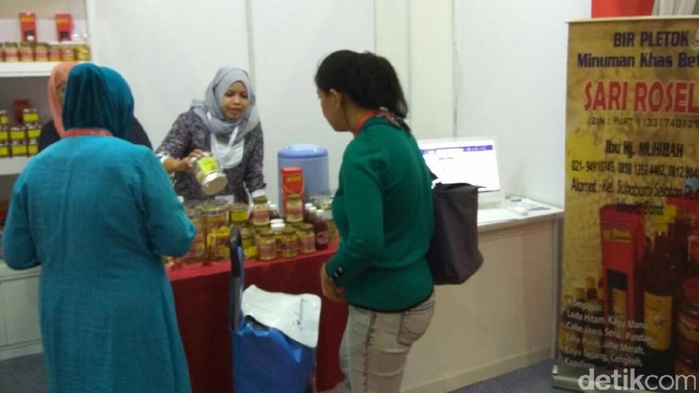 Wanita Ini Raup Rp 25 Juta/Bulan Jualan Bir Pletok Wanita Ini Raup Rp 25 Juta/Bulan Jualan Bir Pletok