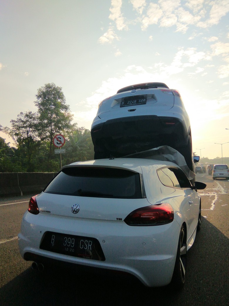 Ini Penampakan Nissan XTrail-VW Scirocco yang Menumpuk di 