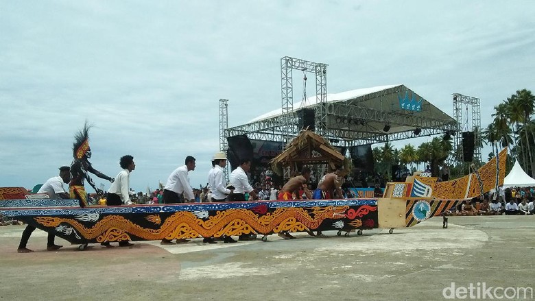 Kemeriahan Pesta Rakyat di Pembukaan Sidang Sinode GKI XVII Raja Ampat (Bonauli/detikTravel) Kemeriahan Pesta Rakyat di Pembukaan Sidang Sinode GKI XVII Raja Ampat (Bonauli/detikTravel)