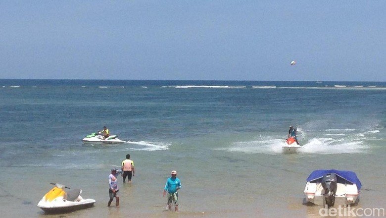 Rombongan Raja Salman sedang main jet ski (Afif/detikTravel) Rombongan Raja Salman sedang main jet ski (Afif/detikTravel)