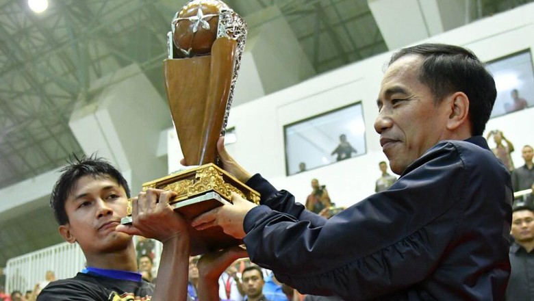 Jokowi Serahkan Langsung Piala Presiden ke Arema FC