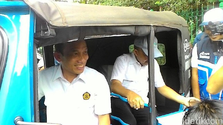 Arcandra Tahar Jajal Naik Bajaj di Monas Arcandra Tahar Jajal Naik Bajaj di Monas