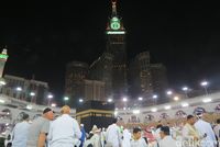 Jamaah dekat Kabah menjelang salat subuh (Fitraya/detikTravel)