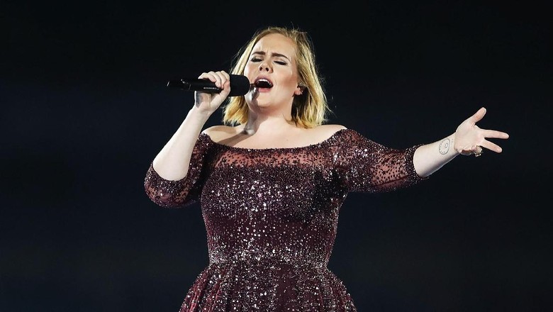 Adele Protes Petugas Keamanan Karena Suruh Penonton Duduk Adele Protes Petugas Keamanan Karena Suruh Penonton Duduk