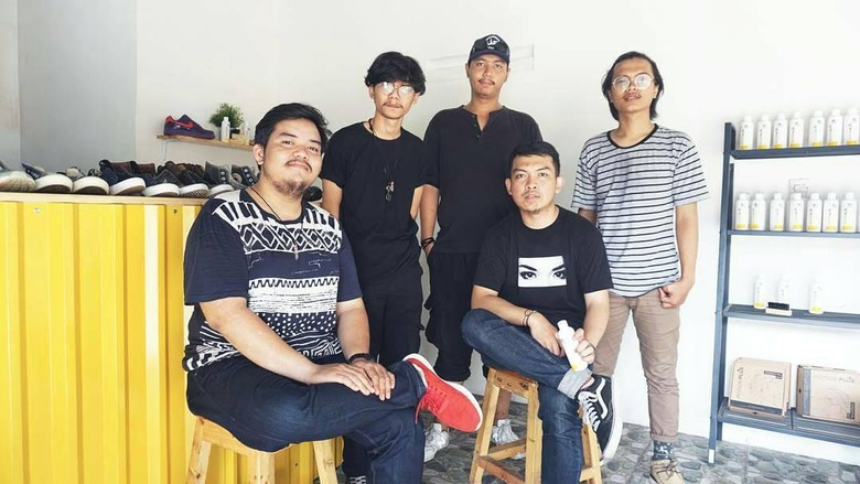 5 Sekawan Ini Bisnis Cuci Sepatu Beromzet Jutaan 5 Sekawan Ini Bisnis Cuci Sepatu Beromzet Jutaan