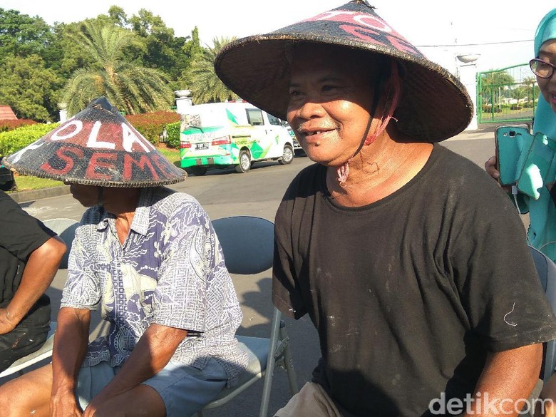 Petani Kendeng Minta Jokowi Hentikan Pembangunan Pabrik Semen Petani Kendeng Minta Jokowi Hentikan Pembangunan Pabrik Semen