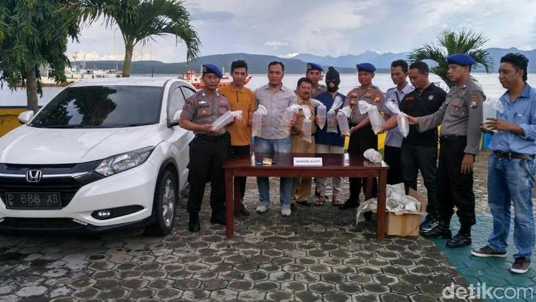 Polisi Ungkap Penyelundupan Benur Lobster Pakai Mobil Mewah Polisi Ungkap Penyelundupan Benur Lobster Pakai Mobil Mewah