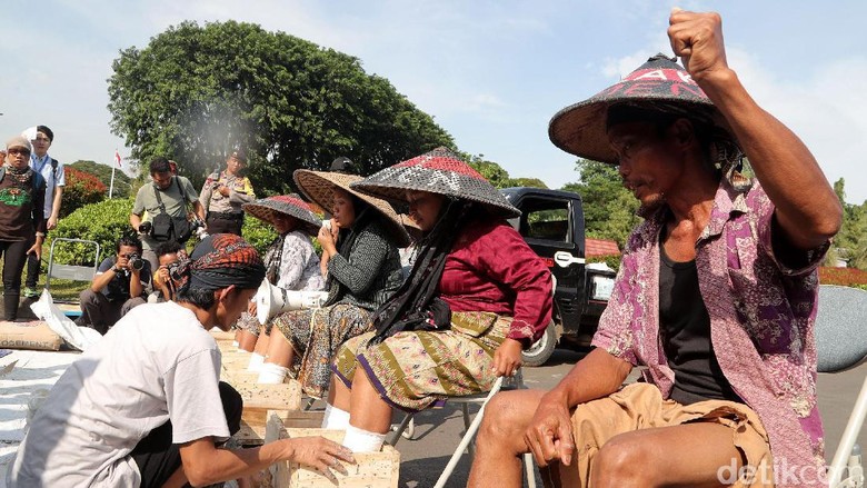 Petani Kendeng Masih Kecewa Meski Bertemu Kepala Staf Presiden Petani Kendeng Masih Kecewa Meski Bertemu Kepala Staf Presiden
