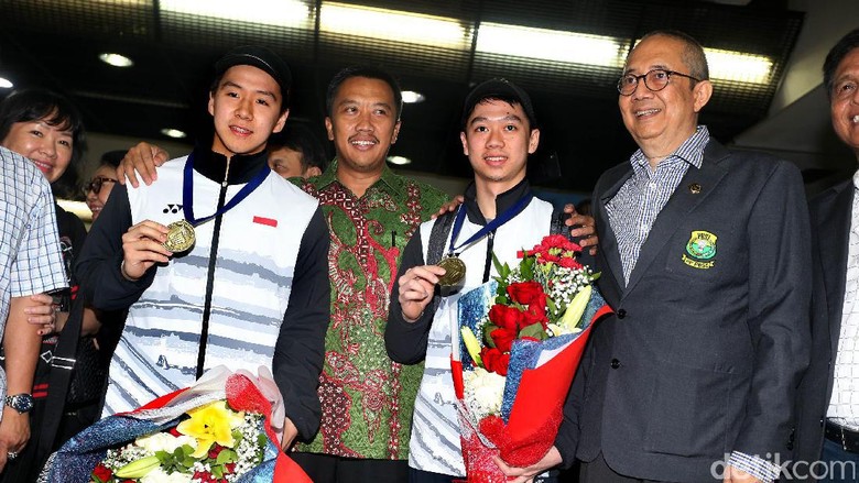 Orang Tua Menyimpan Rapi Trofi dan Medali Kevin Sanjaya Orang Tua Menyimpan Rapi Trofi dan Medali Kevin Sanjaya