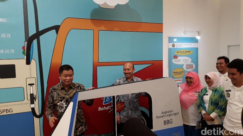 Begini Gaya Jonan Pose di Booth Bajaj BBG Begini Gaya Jonan Pose di Booth Bajaj BBG