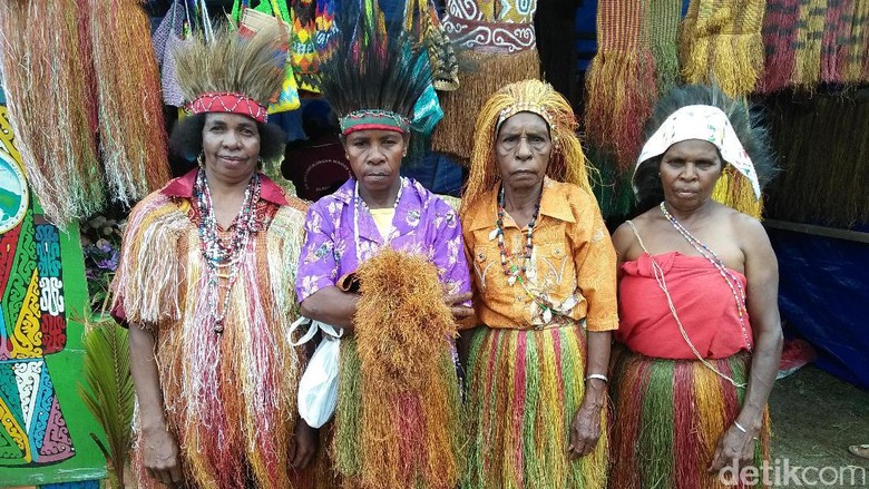 Foto: Baju Kain Rumput khas Sorong Selatan (Bonauli/detikTravel) Foto: Baju Kain Rumput khas Sorong Selatan (Bonauli/detikTravel)