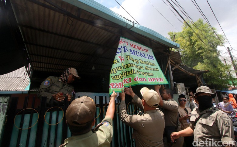 Satpol PP Apresiasi Pengurus Masjid yang Turunkan Spanduk Provokatif Satpol PP Apresiasi Pengurus Masjid yang Turunkan Spanduk Provokatif