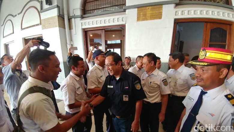 Kunjungi Stasiun Cirebon, Dirut PT KAI Dapat Kejutan Ulang Tahun Kunjungi Stasiun Cirebon, Dirut PT KAI Dapat Kejutan Ulang Tahun