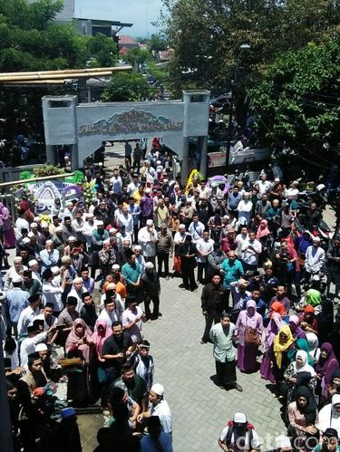 Jenazah KH Hasyim Dibawa dari Malang ke Jakarta, Begini Suasananya