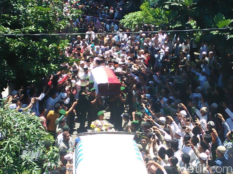 Jenazah KH Hasyim Dibawa dari Malang ke Jakarta, Begini Suasananya Jenazah KH Hasyim Dibawa dari Malang ke Jakarta, Begini Suasananya
