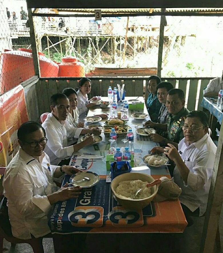 Saat Jokowi Makan di Warung yang Berjarak 4 Km dari Malaysia