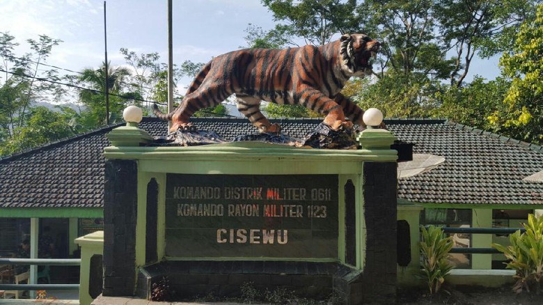 Gagah, Ini Patung Macan Pengganti Macan Lucu di Koramil Cisewu Gagah, Ini Patung Macan Pengganti Macan Lucu di Koramil Cisewu