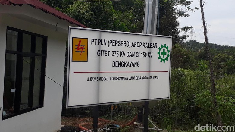 Mengintip Gardu Listrik PLN di Perbatasan RI-Malaysia Mengintip Gardu Listrik PLN di Perbatasan RI-Malaysia