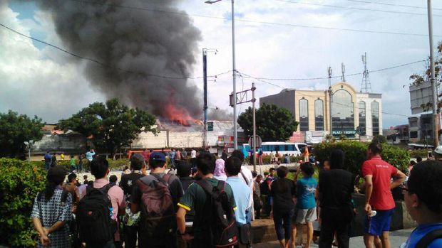 Api Lalap Minimarket di Pasar Senen