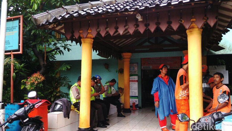 Warga Jatinegara Datangi Kelurahan, Tanya soal Pencopotan Spanduk Warga Jatinegara Datangi Kelurahan, Tanya soal Pencopotan Spanduk
