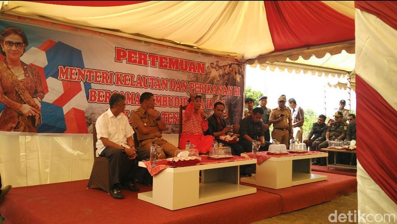 Peringatan Susi: Sampah Plastik Jangan Dibuang ke Laut Peringatan Susi: Sampah Plastik Jangan Dibuang ke Laut