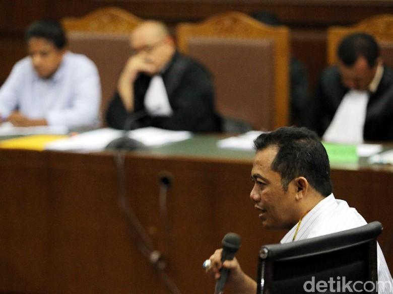 Hakim Tanya Adik Ipar Jokowi Alasan ke Jakarta Temui Dirjen Pajak Hakim Tanya Adik Ipar Jokowi Alasan ke Jakarta Temui Dirjen Pajak