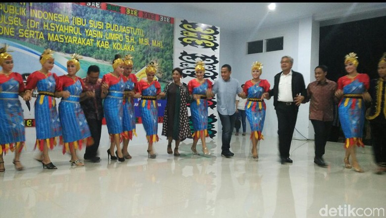 Riangnya Susi Menari Malulo di Sulawesi Tenggara Riangnya Susi Menari Malulo di Sulawesi Tenggara