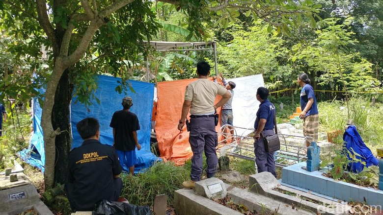 Makam Pemuda Korban Pembacokan di Cirebon Dibongkar Polisi Makam Pemuda Korban Pembacokan di Cirebon Dibongkar Polisi