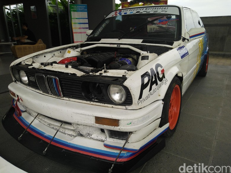 Mobil Balap BMW Ini Dirakit dari Hasil Sumbangan Mobil Balap BMW Ini Dirakit dari Hasil Sumbangan