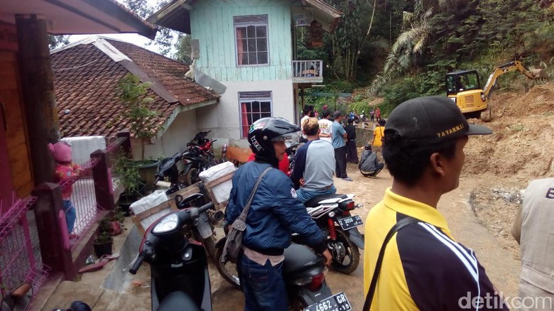 Pasca Longsor di Cisewu, Akses Beberapa Jalan Masih Terputus Pasca Longsor di Cisewu, Akses Beberapa Jalan Masih Terputus