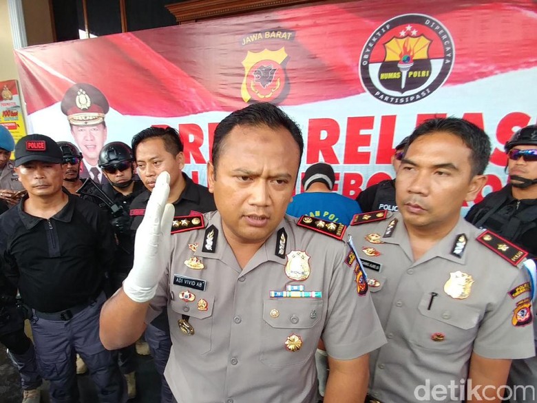 Dua Pelaku Pembunuhan Ketua Geng Motor di Cirebon Ditangkap Dua Pelaku Pembunuhan Ketua Geng Motor di Cirebon Ditangkap