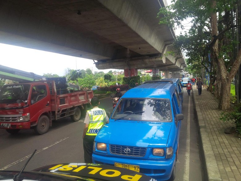 Angkot di Bogor Berhenti Beroperasi, Penumpang Dipaksa Turun Angkot di Bogor Berhenti Beroperasi, Penumpang Dipaksa Turun