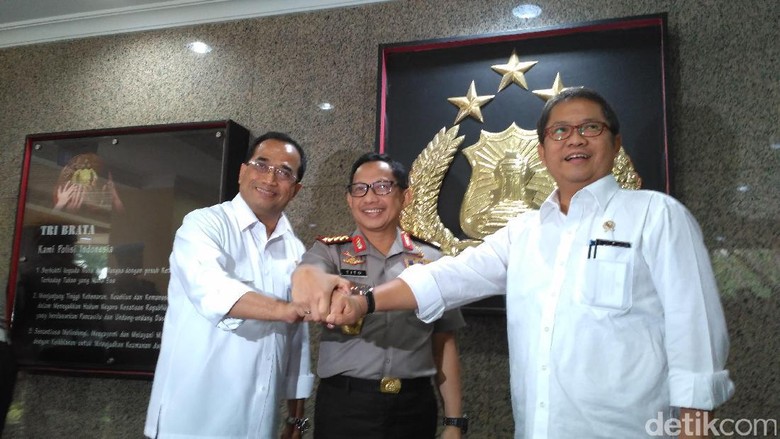 Kapolri, Menhub dan Menkominfo Sosialisasi Aturan Taksi Online Kapolri, Menhub dan Menkominfo Sosialisasi Aturan Taksi Online