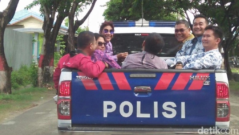 Gaya Susi Keliling Kota Naik Mobil Polisi Bak Terbuka Gaya Susi Keliling Kota Naik Mobil Polisi Bak Terbuka