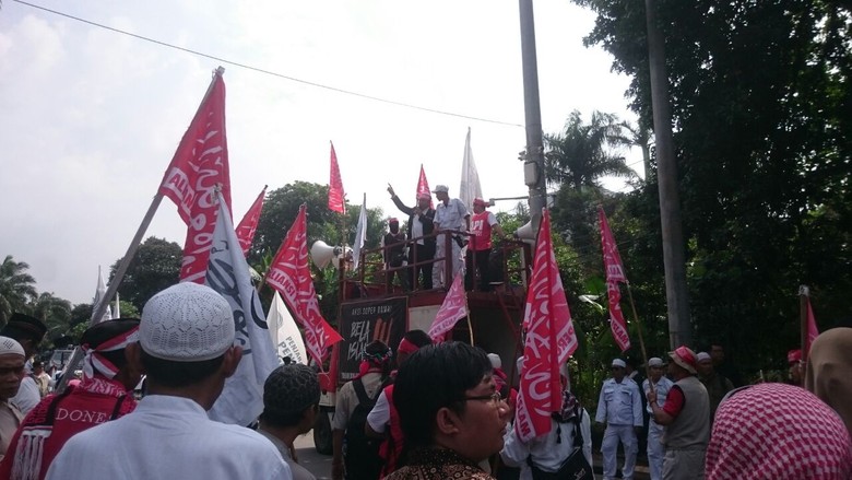 Sebelum Aksi, Massa Pengawal Sidang Ahok Simak Rekaman Orasi Rizieq Sebelum Aksi, Massa Pengawal Sidang Ahok Simak Rekaman Orasi Rizieq