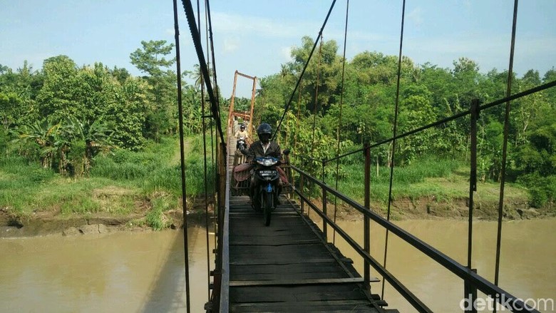 Bertaruh Nyawa di Jembatan Gantung Nambangan, Bantul Bertaruh Nyawa di Jembatan Gantung Nambangan, Bantul