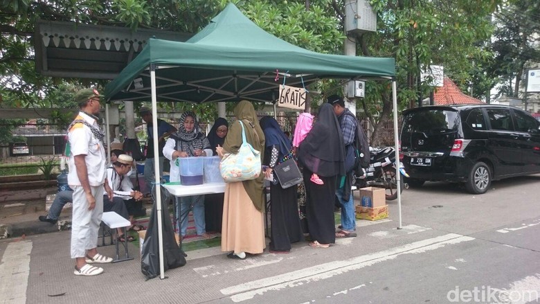 Dapur Logistik Gratis untuk Massa Aksi Pengawal Sidang Ahok Dapur Logistik Gratis untuk Massa Aksi Pengawal Sidang Ahok
