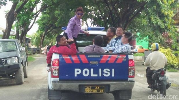 Gaya Susi Keliling Kota Naik Mobil Polisi Bak Terbuka