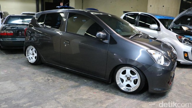 Saat Daihatsu Ayla Diubah Jadi Ceper dan Punya 2 Jok Saja Saat Daihatsu Ayla Diubah Jadi Ceper dan Punya 2 Jok Saja
