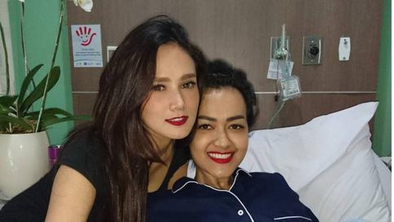 Alis Jupe Masih Cetar, Masih Pakai Lipstik Alis Jupe Masih Cetar, Masih Pakai Lipstik