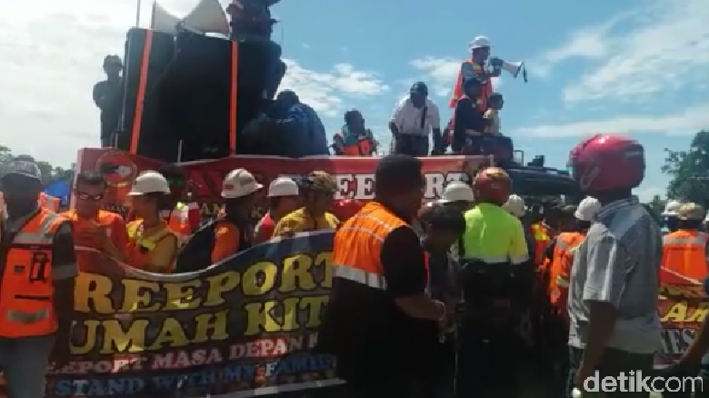 Ratusan Pekerja Freeport Gelar Aksi Demo di Papua Ratusan Pekerja Freeport Gelar Aksi Demo di Papua