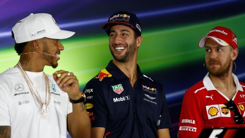 Hamilton Masih Sangat Waspadai Red Bull dan Ferrari Hamilton Masih Sangat Waspadai Red Bull dan Ferrari
