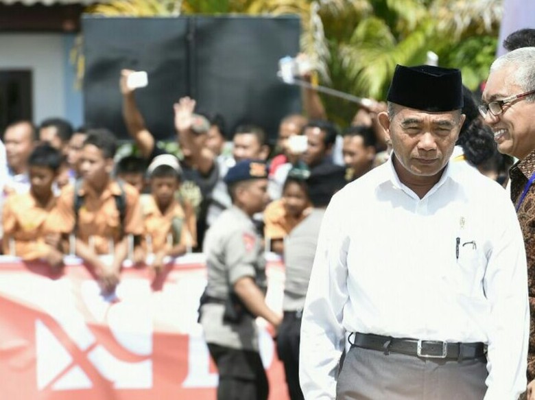 Mendikbud: Sekarang USBN Penentu Kelulusan, UN Malah Tidak Mendikbud: Sekarang USBN Penentu Kelulusan, UN Malah Tidak