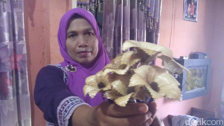 Bikin Bunga Hiasan, Perempuan Aceh Ini Raup Untung Jutaan Rupiah Bikin Bunga Hiasan, Perempuan Aceh Ini Raup Untung Jutaan Rupiah
