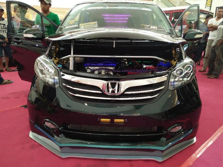 Honda Freed Berbalut Warna Bunglon Honda Freed Berbalut Warna Bunglon